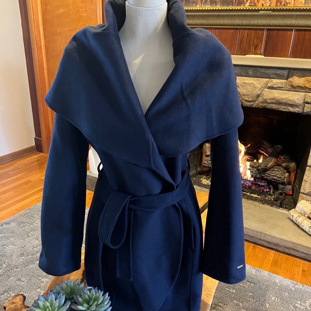 Tahari ladies Navy Blue blanket style wrap coat in excellent used condition!